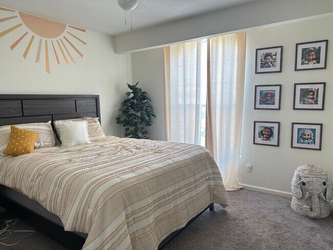 Building Photo - Fully Furnished Three Bedroom Spring Valle...