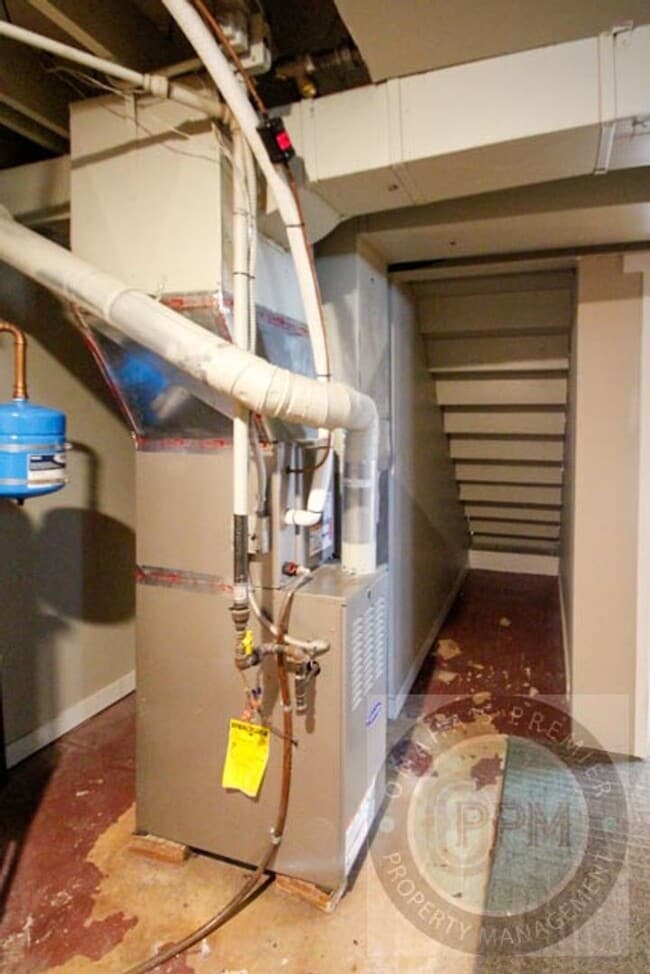 Building Photo - Fully updated 5 bd/ 2 Ba Home