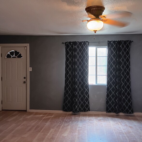 Building Photo - 630 E 6th St