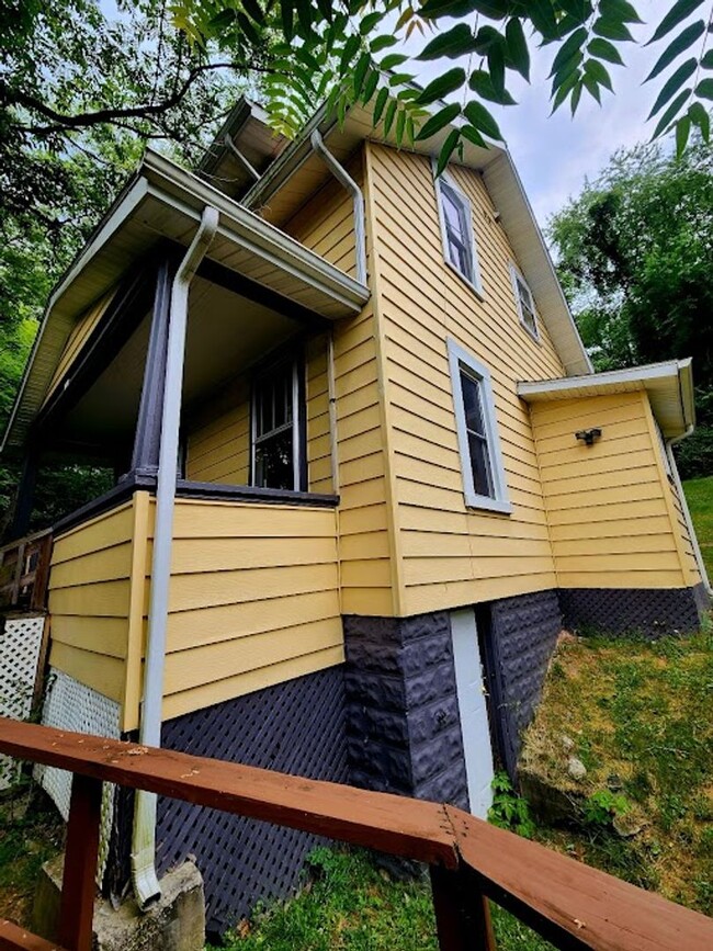 Building Photo - 2 Bedroom House near Downtown - Available ...