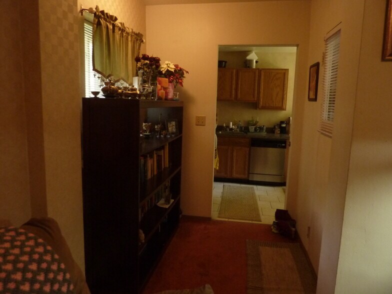 Building Photo - 749 S Millvale Ave