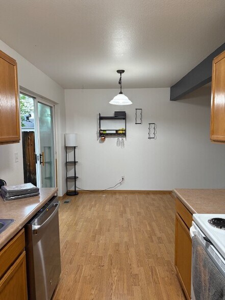 Building Photo - 505 W Shore Dr