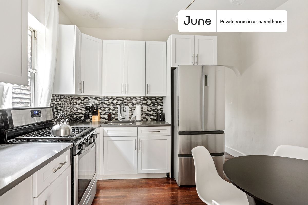 Building Photo - Private bedroom in 3 bed/1 bath Home