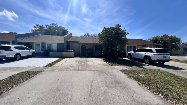 Building Photo - 2 Bedroom/1 Bath Townhome in Orlando!