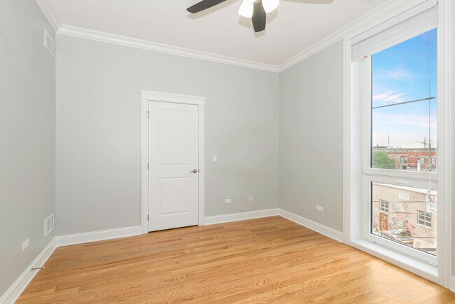 Building Photo - 520 N Western Ave