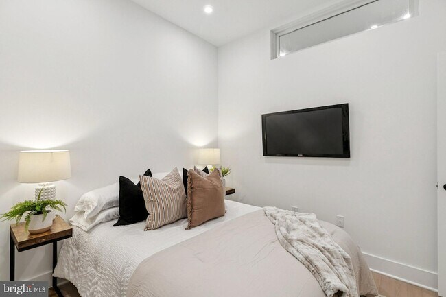 Building Photo - 30 W Allens Ln