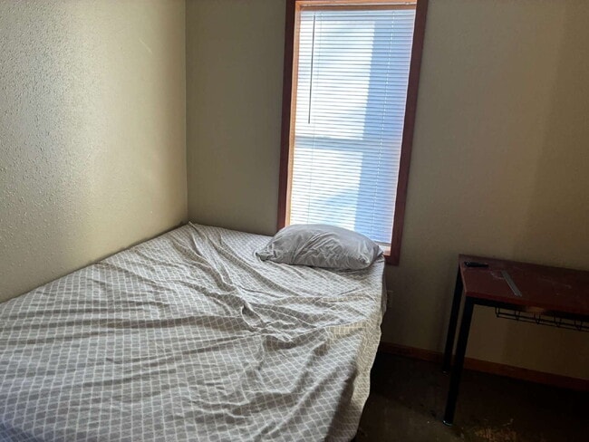 Building Photo - 2 bed 1 bath near UWEC area!
