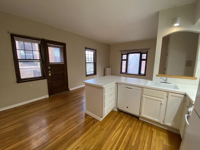 Building Photo - Charming 1BR in Historic Douglas Apartments– Walk to Lake of the Isles!