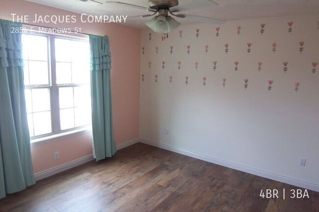 Building Photo - 2854 E Meadows St