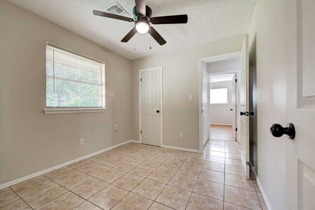 Building Photo - 1627 Surrey Dr