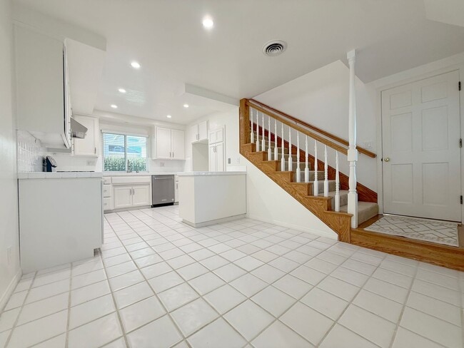 Building Photo - 4 Bed + 3 Bath +2 Car