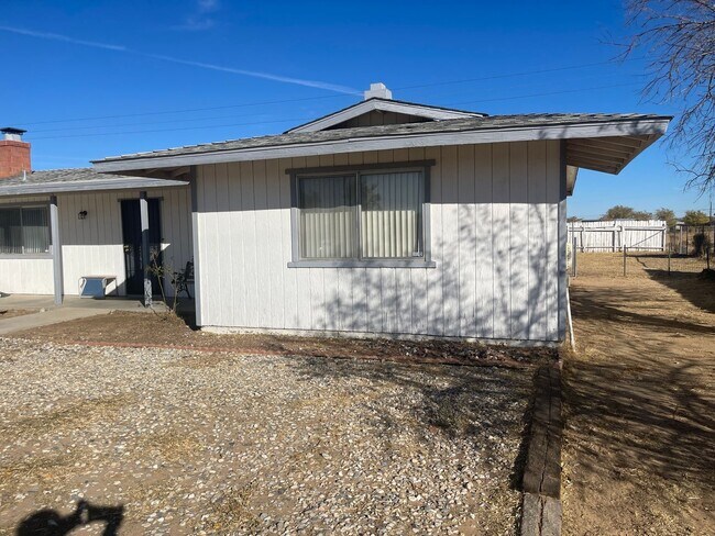 Building Photo - Apple Valley-Cute Starter Home- 2 Bedrooms, 2 Bathrooms, All Appliances Included, Fully Fenced