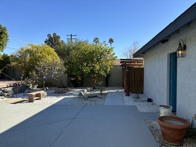 Building Photo - Palm Springs Paradise!