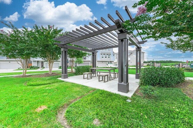 Building Photo - 2022 Groveland Glen Dr