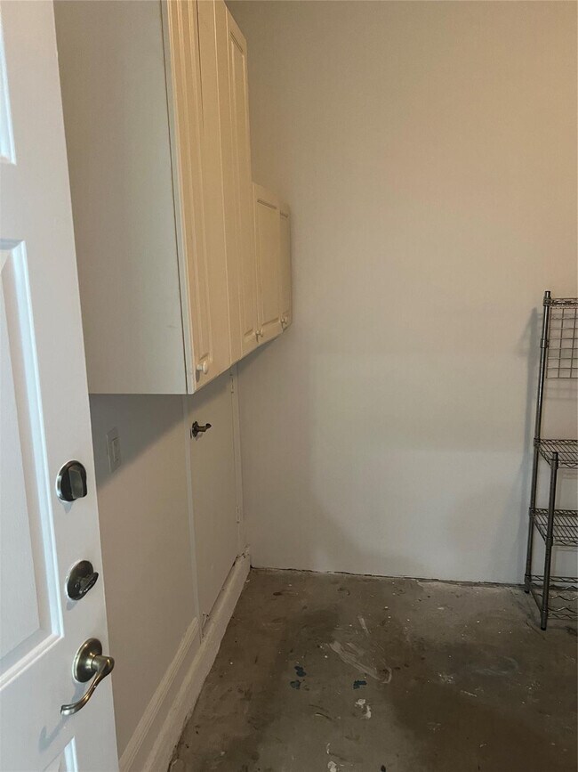 Building Photo - 3318 Lakeside Dr