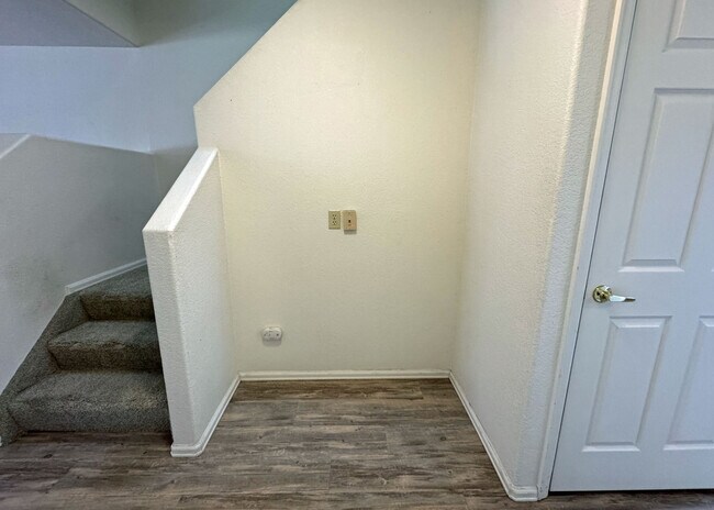 Building Photo - 6913 Yellowpine Dr