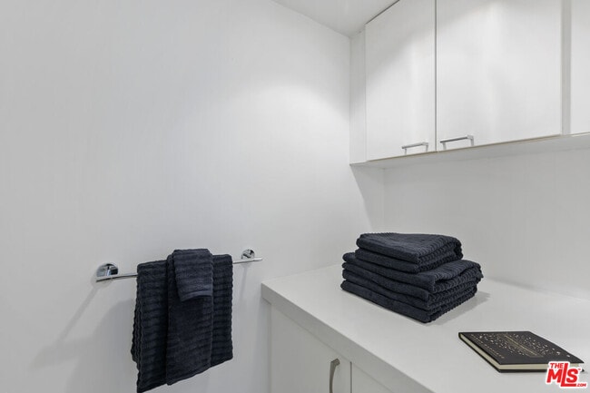 Building Photo - 838 N Doheny Dr