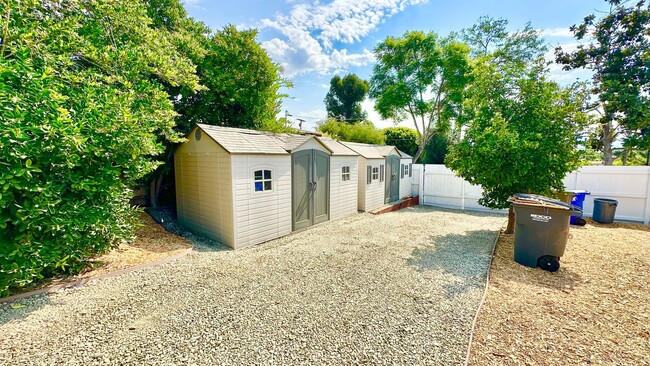 Building Photo - Beautifully Remodeled and Charming Country...