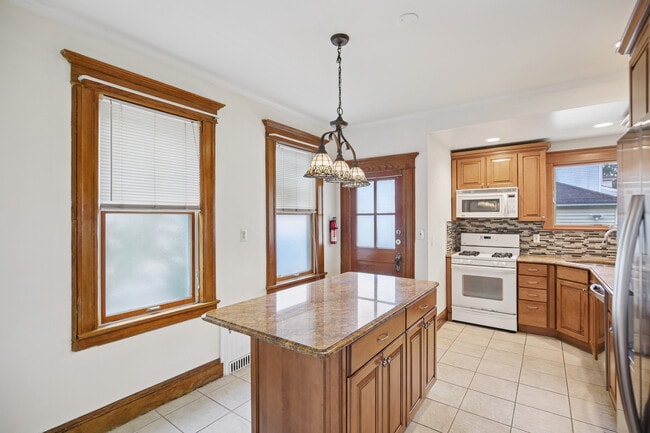 Building Photo - 166 Franklin Ave