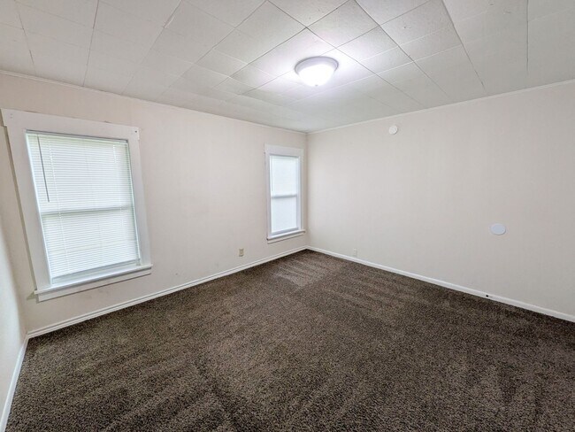 Building Photo - 5365 E Parkway Dr
