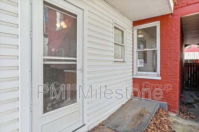 Building Photo - 118 S Locust St
