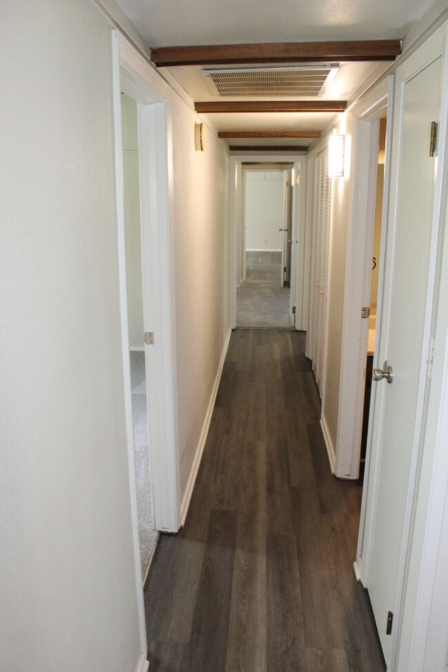 Building Photo - 3-4 Bedroom Cloverdale Home in a Quiet Cou...