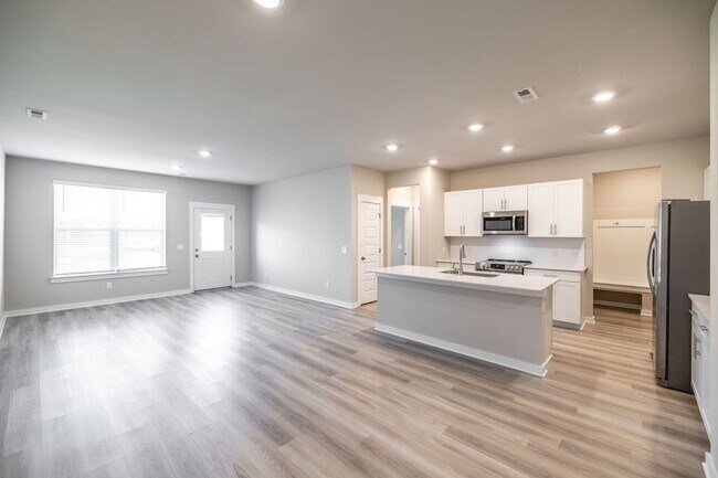 Building Photo - AVAILABLE NOW in Foxland Crossing