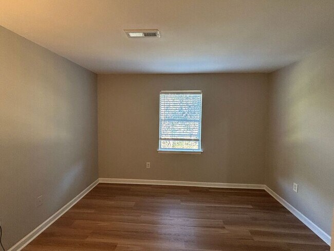 Building Photo - 415 Parkdale Dr