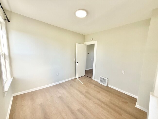 Building Photo - 924 Spring Ave NE