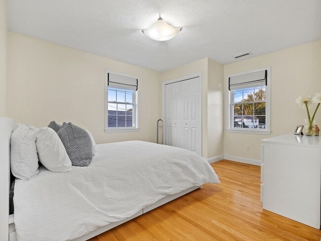 Building Photo - 162 Massasoit St