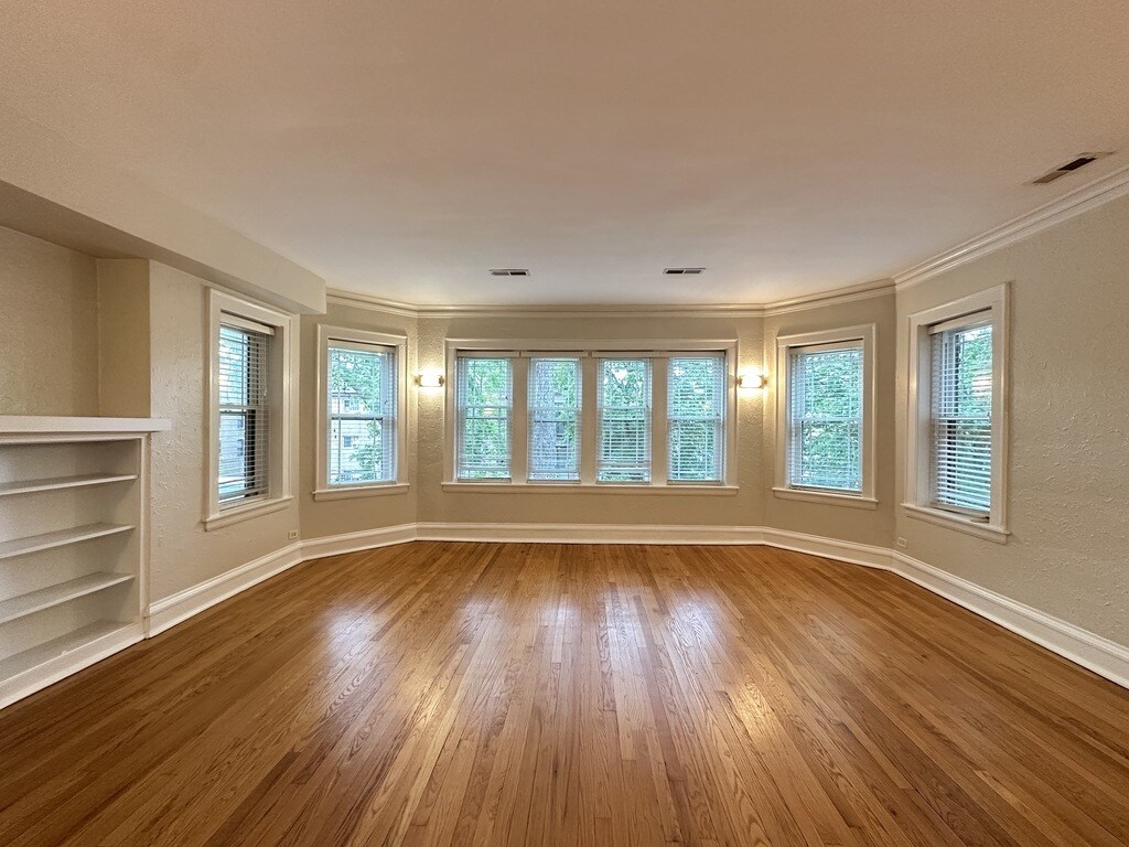 Building Photo - 2619 W Greenleaf Ave