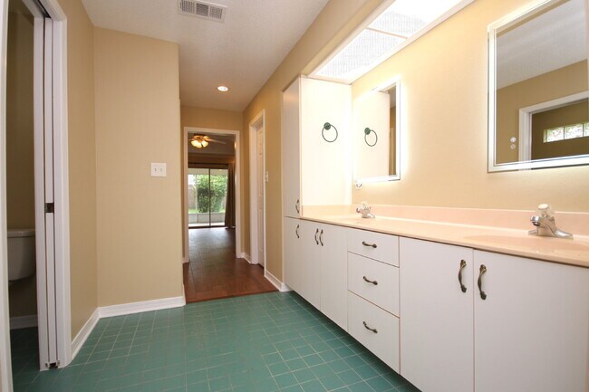 Building Photo - Spacious 4-Bedroom Cantonment Home with Sc...