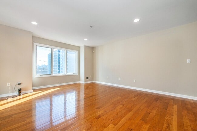 Building Photo - 19 Legend Hills Dr