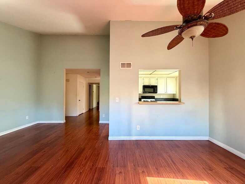 Building Photo - 6716 Clybourn Ave