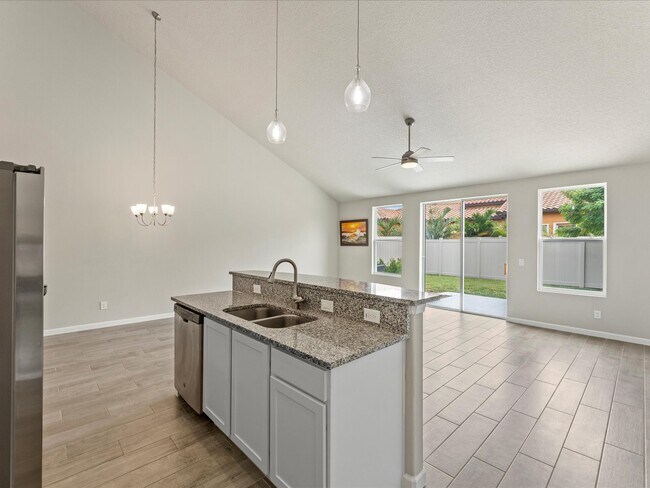 Building Photo - 719 Simeon Dr