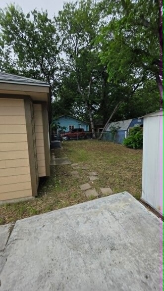 Building Photo - 509 S Trinity St
