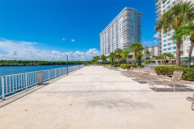 Building Photo - 500 Bayview Dr