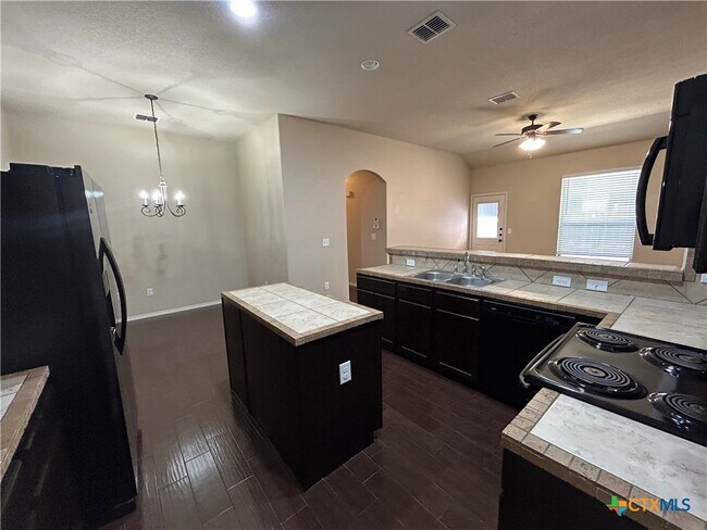 Building Photo - 692 Creekside Cir