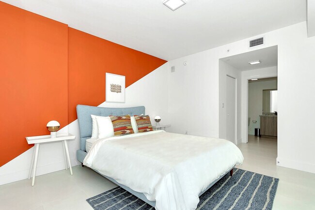 Building Photo - 1710 SW 27th Ave