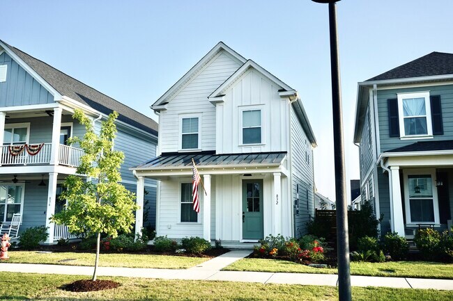 Building Photo - 832 Edgerton Dr