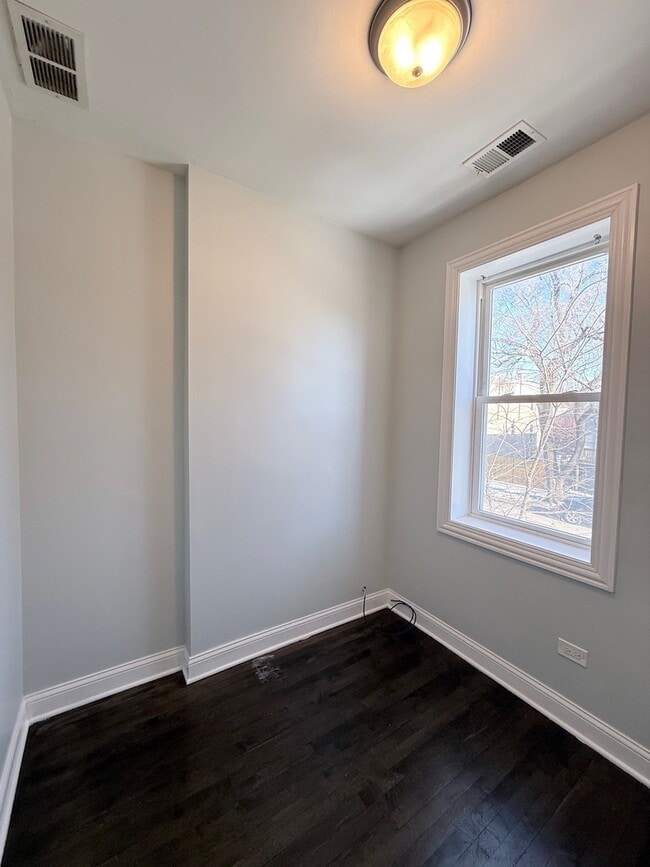 Building Photo - 1520 S Kedvale Ave