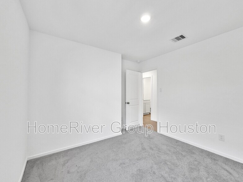 Building Photo - 207 Brandi Dr