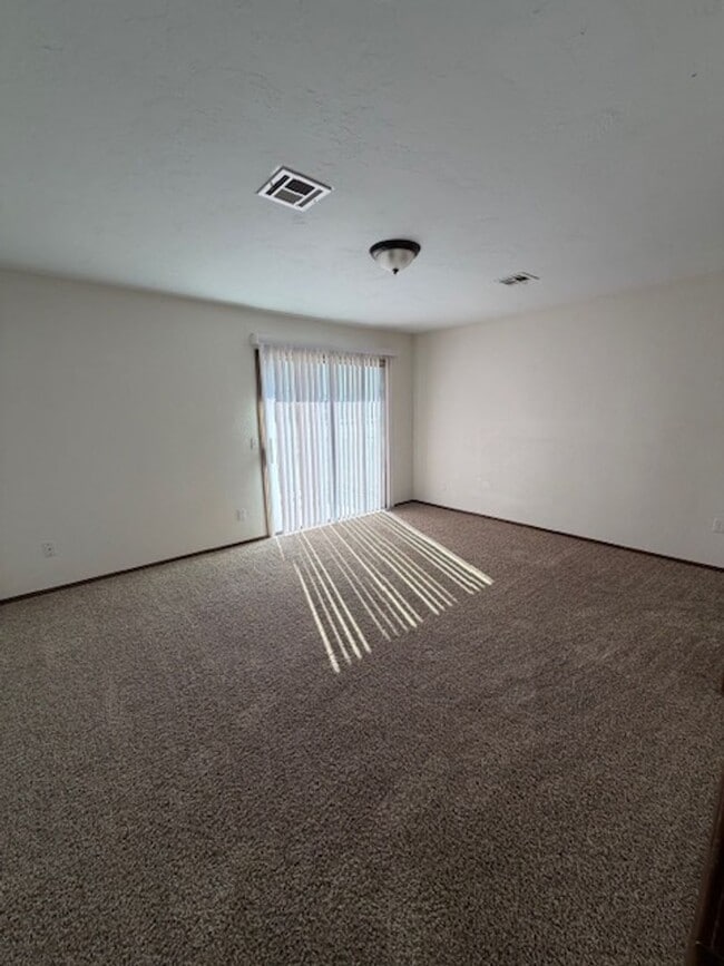 Building Photo - Spacious 2 bed/2.5 Baths - Duplex in the Surrey Hills Addition