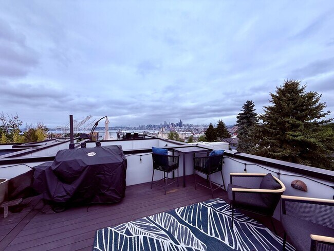 Building Photo - West Seattle/Pigeon Point Townhome