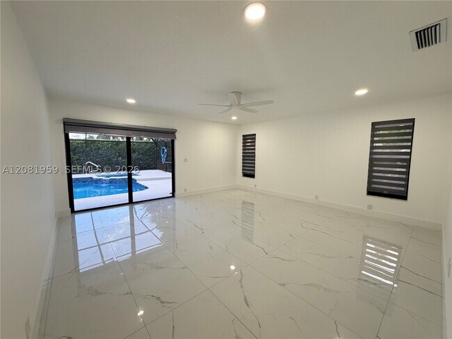 Building Photo - 2029 Greenview Cove Dr