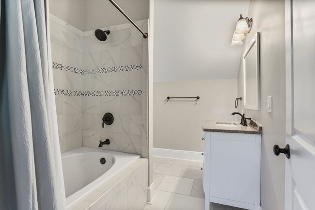 Building Photo - Gorgeous 3BD/3.5BA Uptown Home with A Large Fenced in Backyard