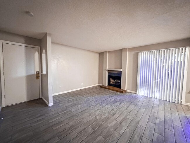 Primary Photo - 1550 W Ashlan Ave