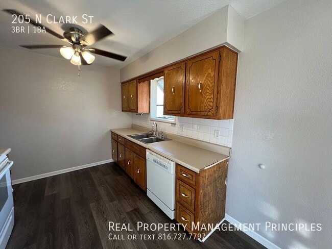 Building Photo - 205 N Clark St