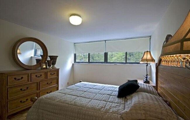 Building Photo - Great Location 1Br/1Bth. Heat & Hot Water ...