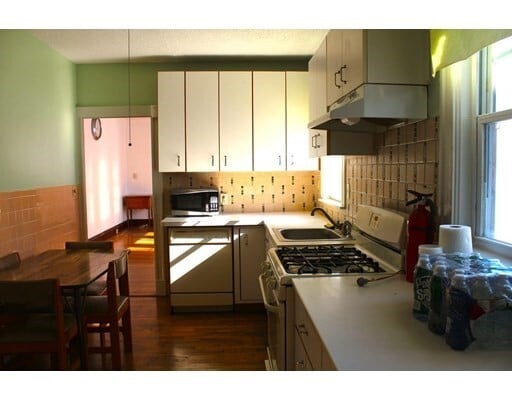 Building Photo - 211 Elm St